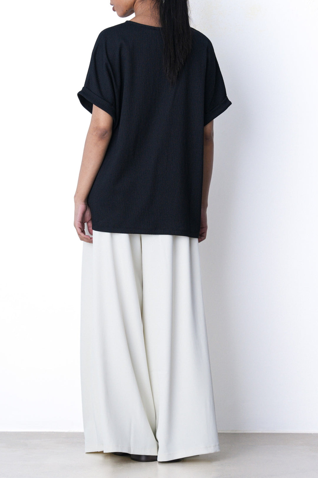 BLACK V-NECK KNIT BLOUSE