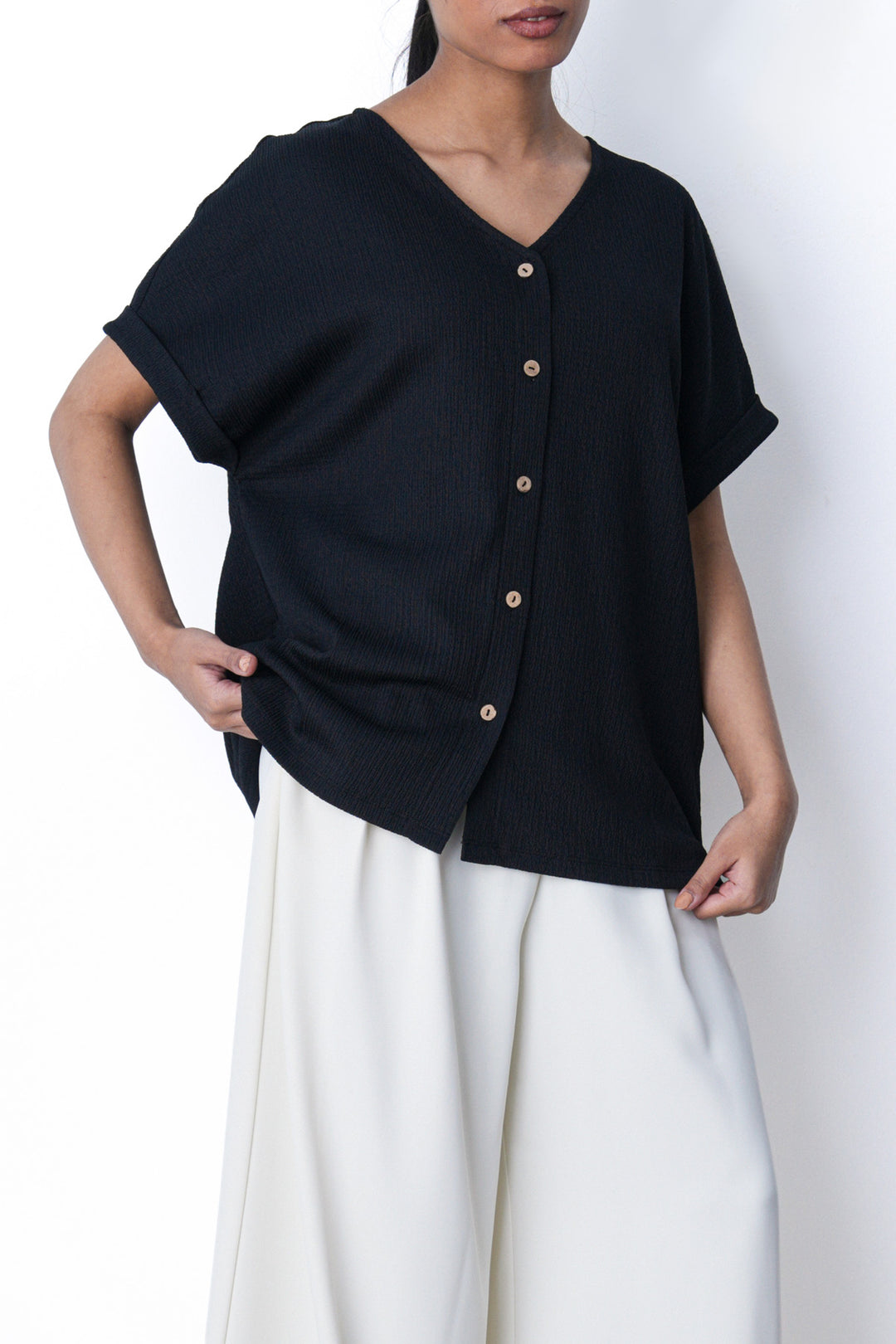 BLACK V-NECK KNIT BLOUSE