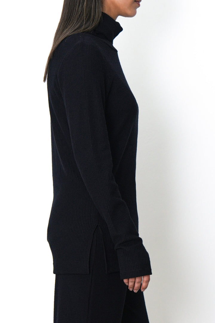 BLACK SOFT KNIT PULLOVER