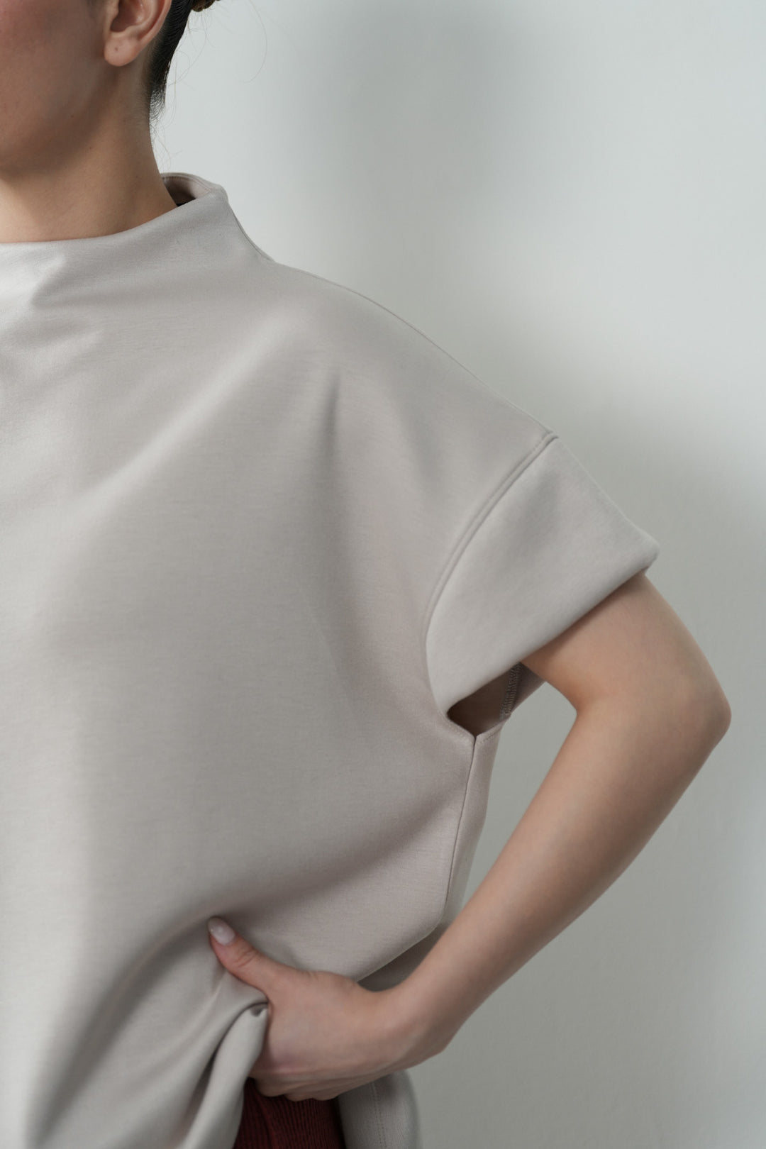 BASIC FUNNEL NECK TOP