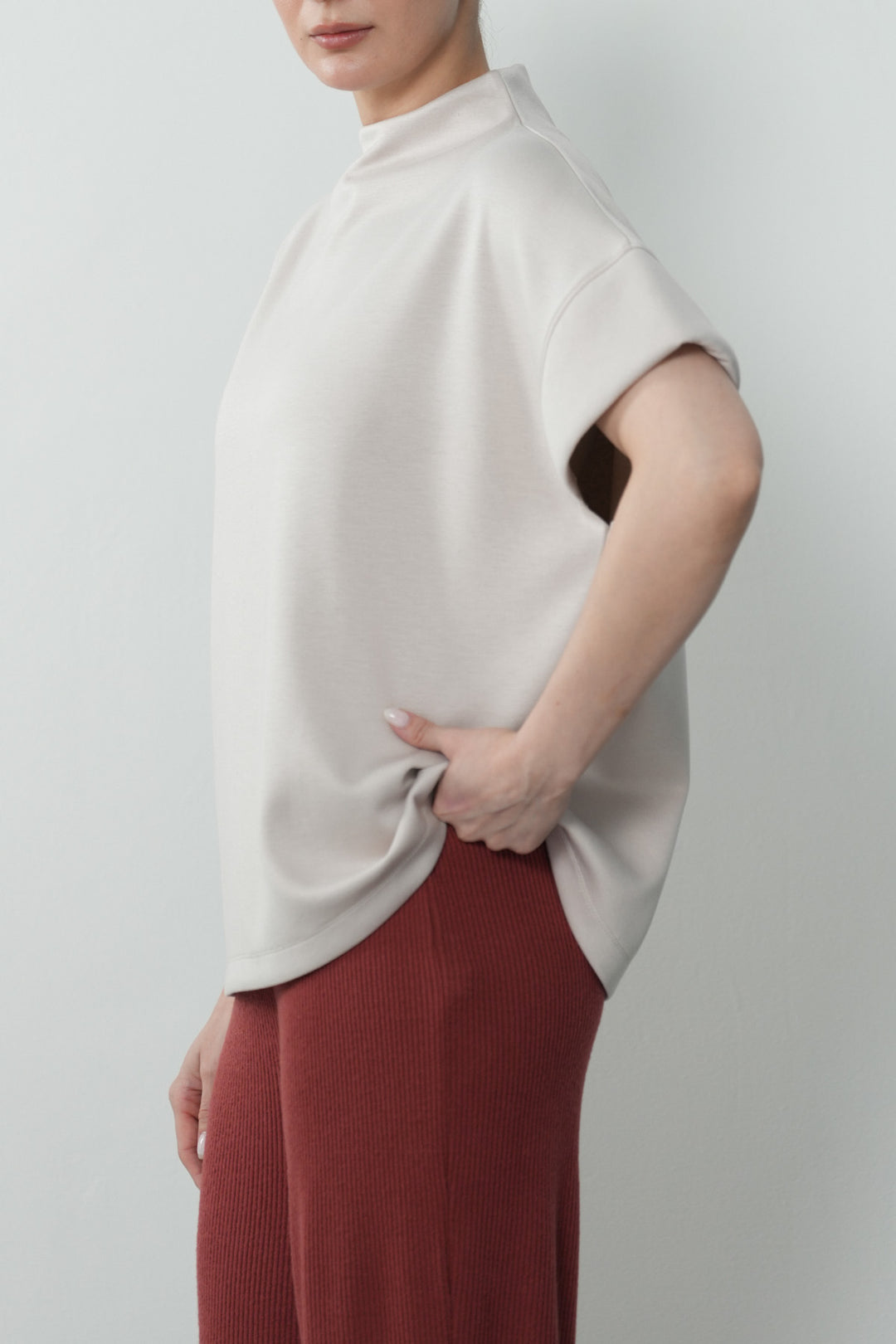 BASIC FUNNEL NECK TOP