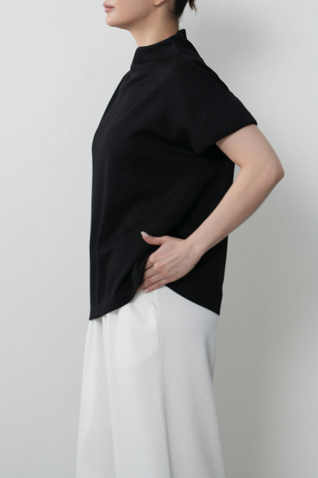 BASIC FUNNEL NECK TOP