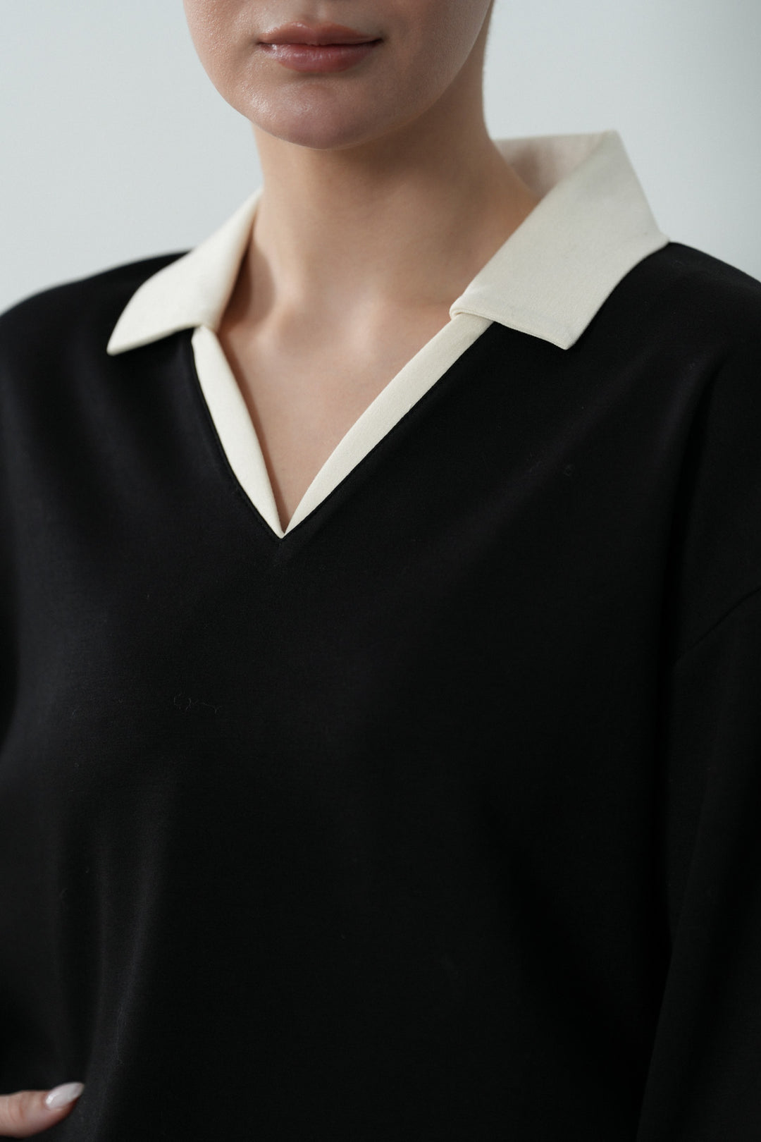 CONTRAST V NECK POLO