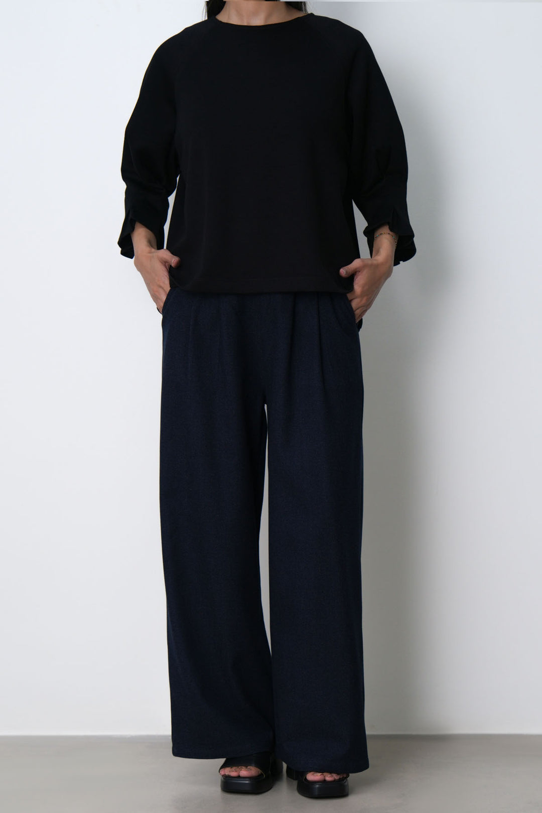 BLACK PLEATED CUFF TEE
