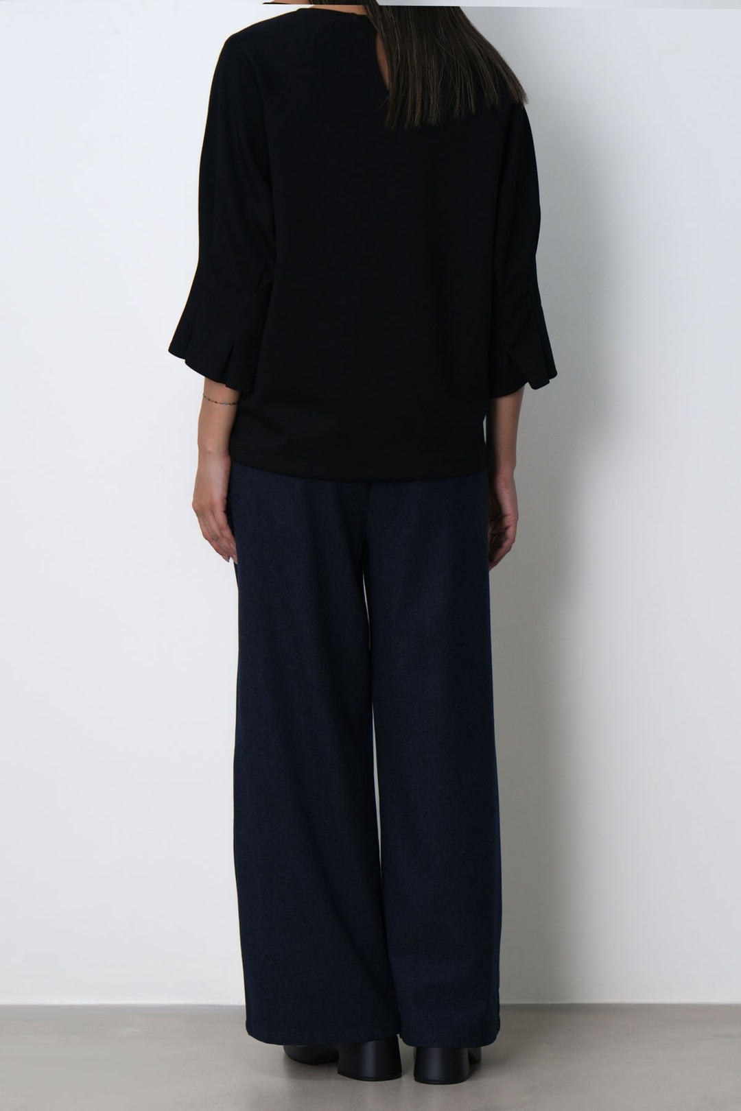 BLACK PLEATED CUFF TEE