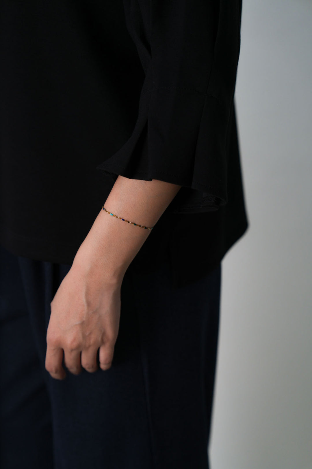 BLACK PLEATED CUFF TEE
