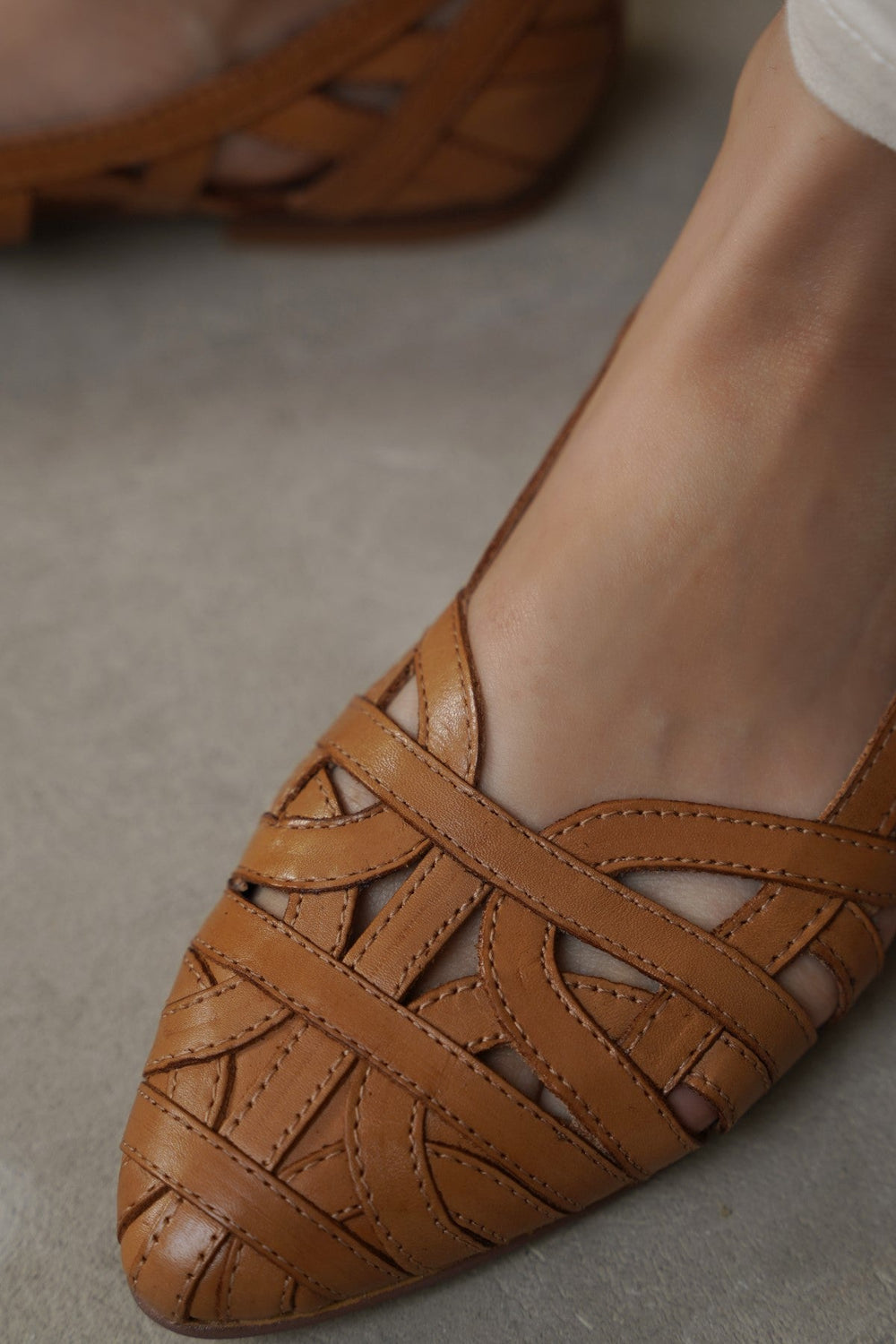 CAMEL LEATHER WOVEN PUMPS