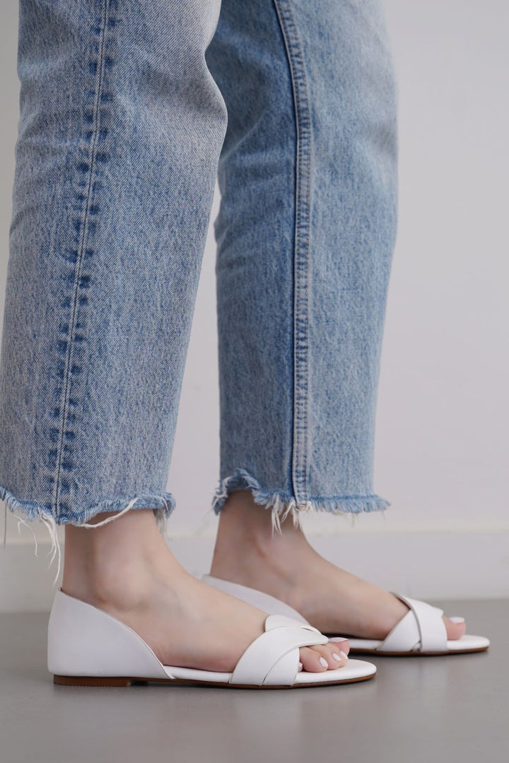 WHITE DORSAY FLATS