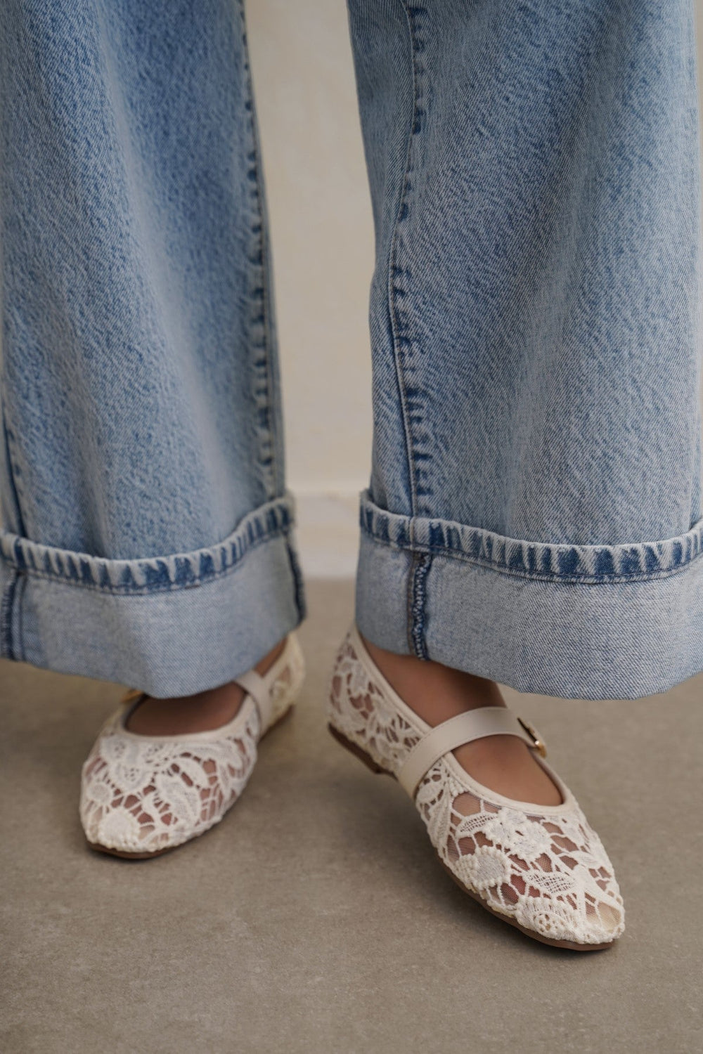 WHITE LACE MARY-JANES