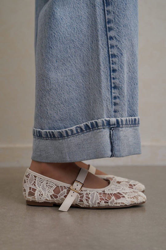 WHITE LACE MARY-JANES