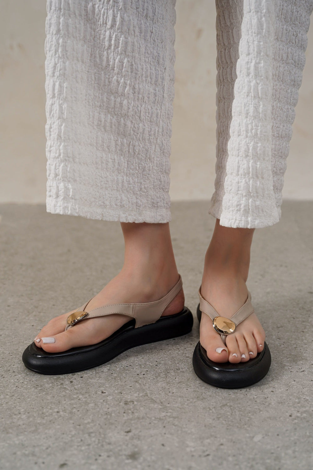 CREAM BUTTON FLIP SANDALS