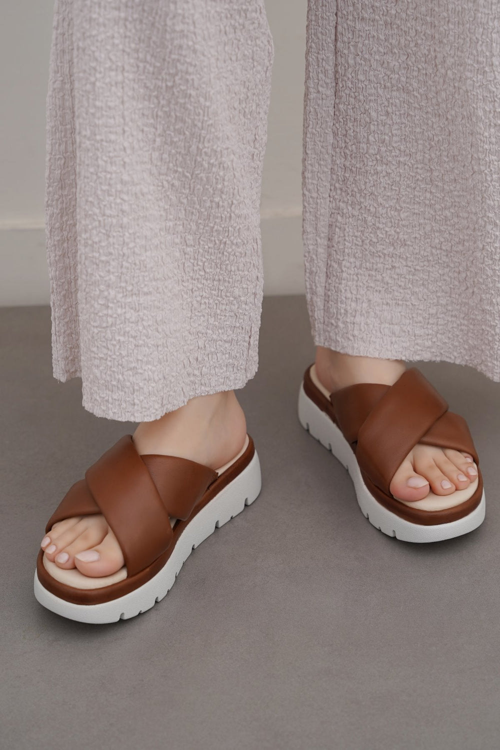 BROWN LEATHER MAMA CROSS SLIDES