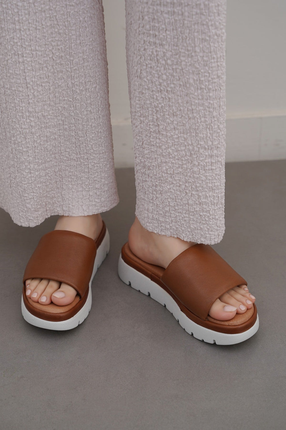 TAN LEATHER MAMA PLATFORM SLIDES
