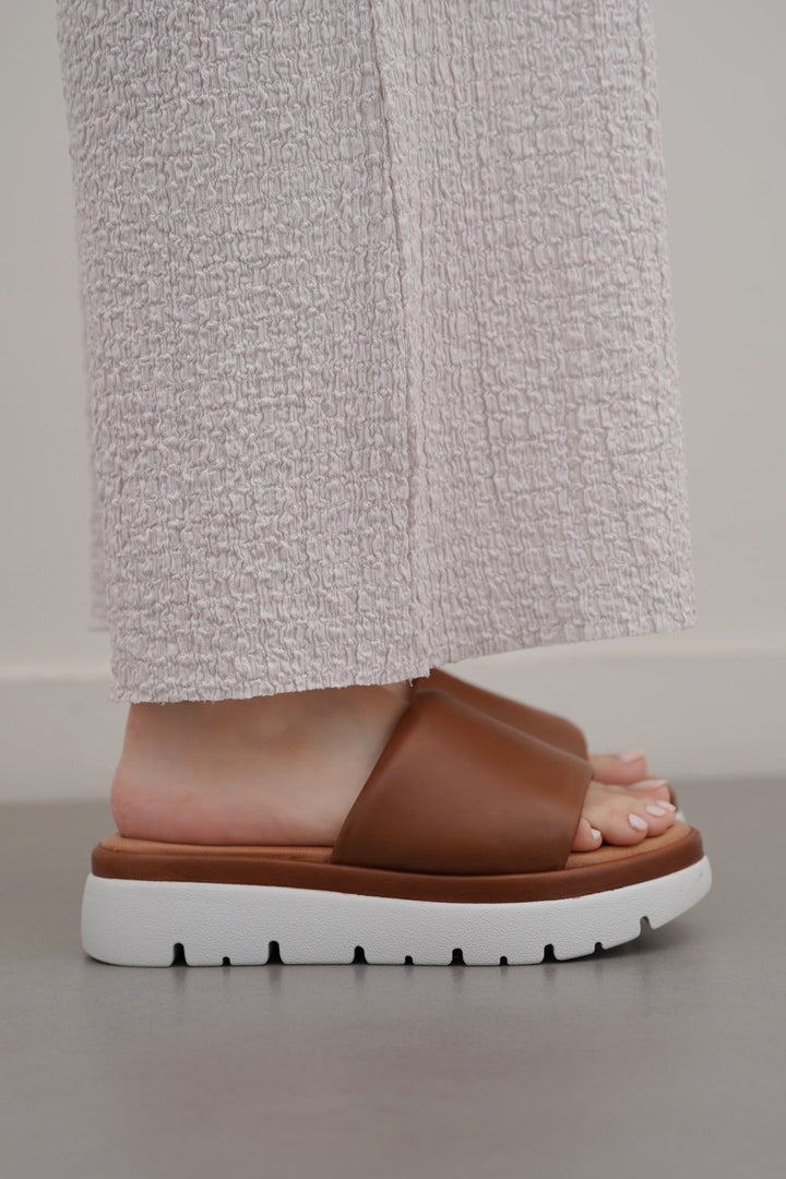 TAN LEATHER MAMA PLATFORM SLIDES