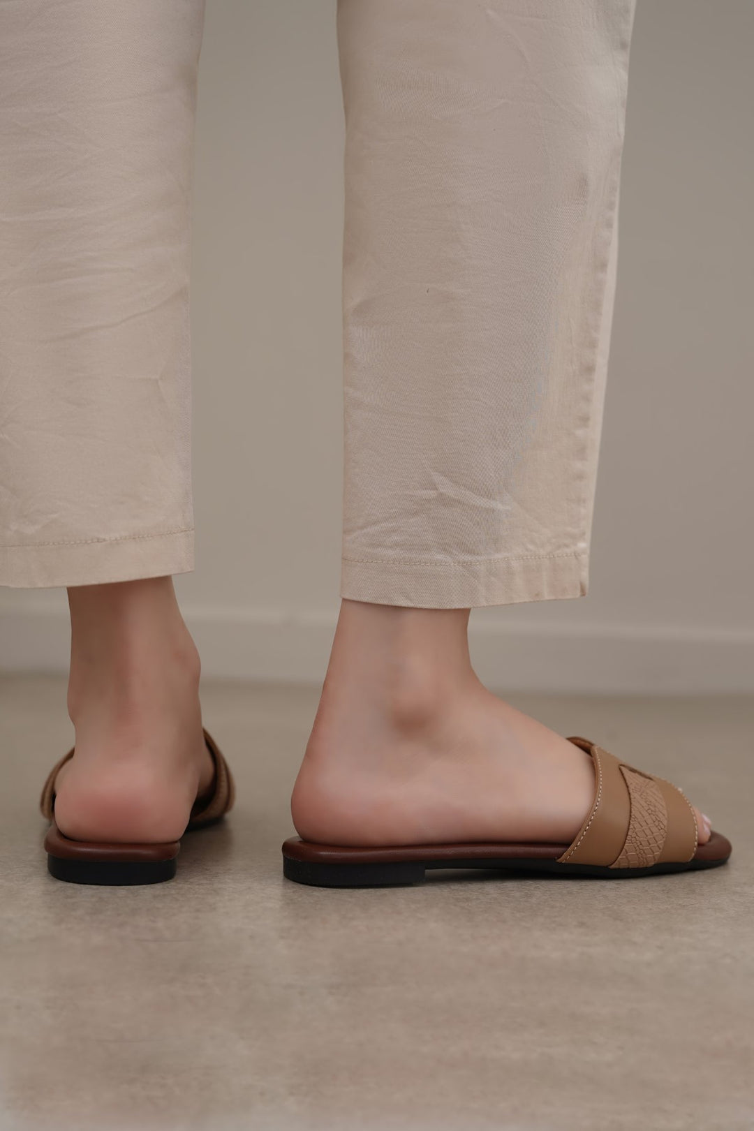 BEIGE RIVER SUMMER SLIDES