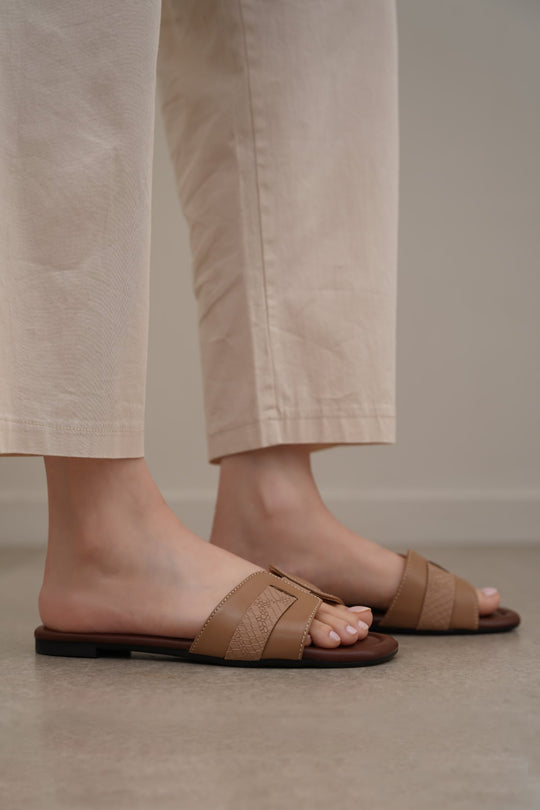 BEIGE RIVER SUMMER SLIDES