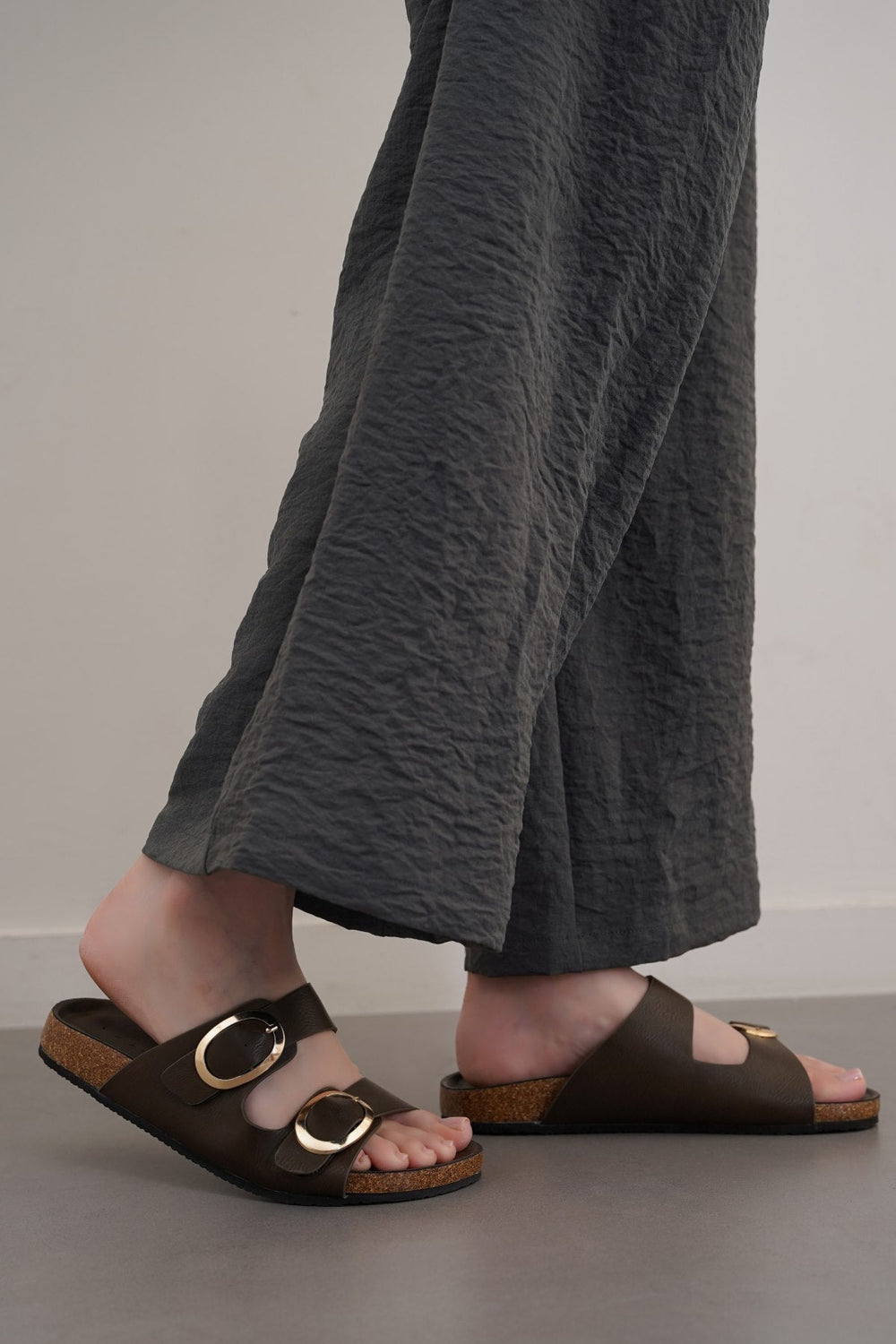 BROWN ADJUSTABLE CUSHIONED SLIDES