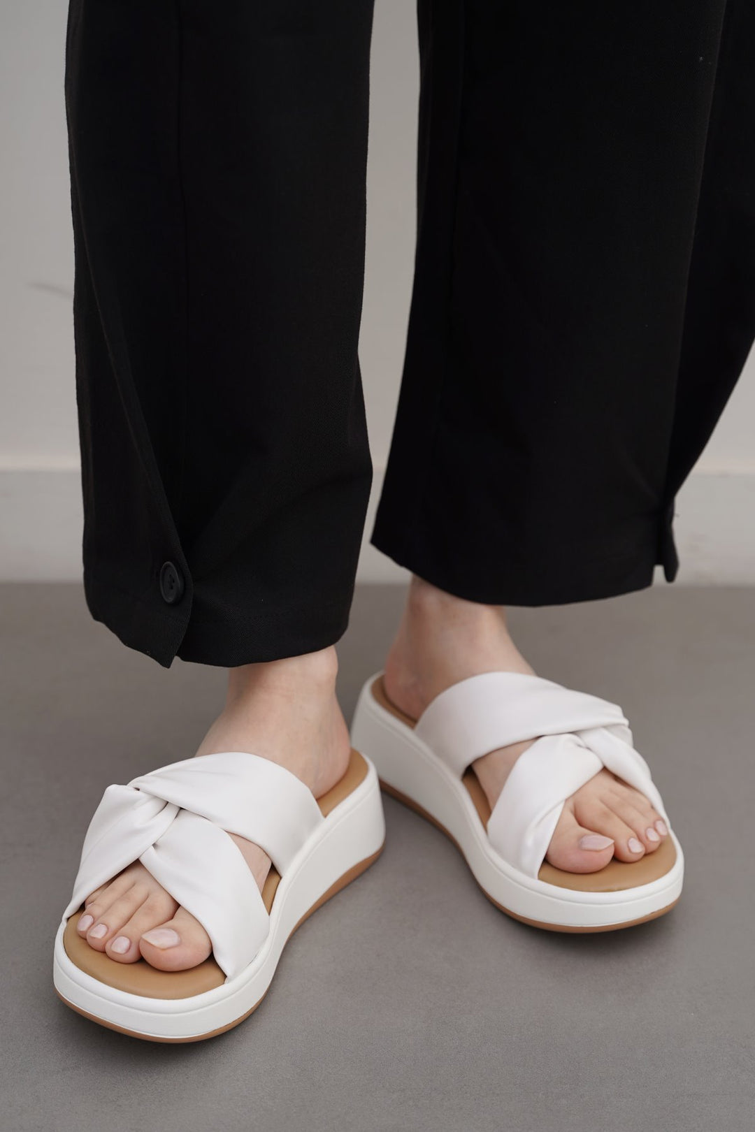 WHITE KNOT MAMA SLIDES