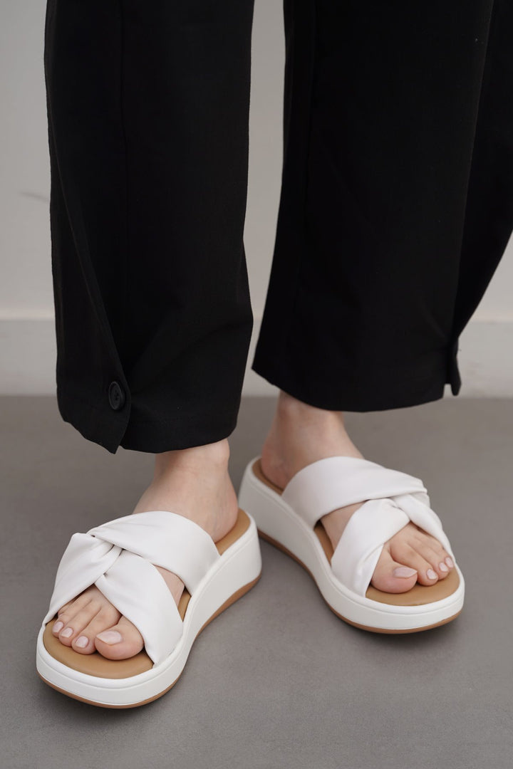 WHITE KNOT MAMA SLIDES