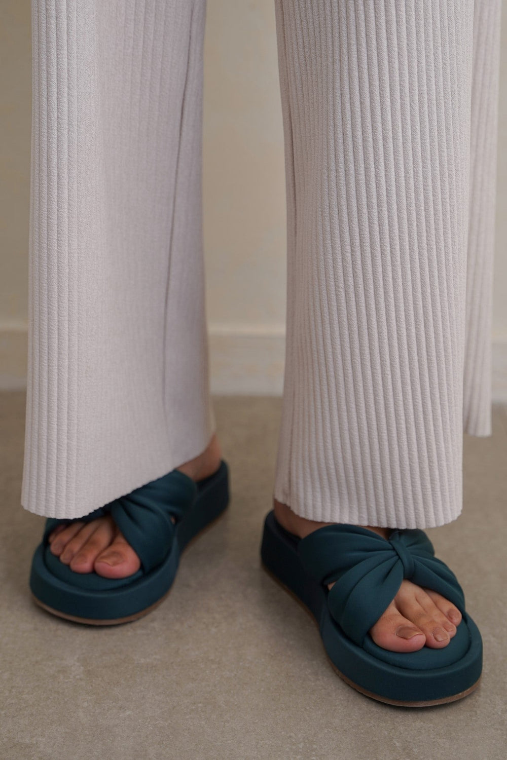 DARK GREEN BOW MAMA SLIDES