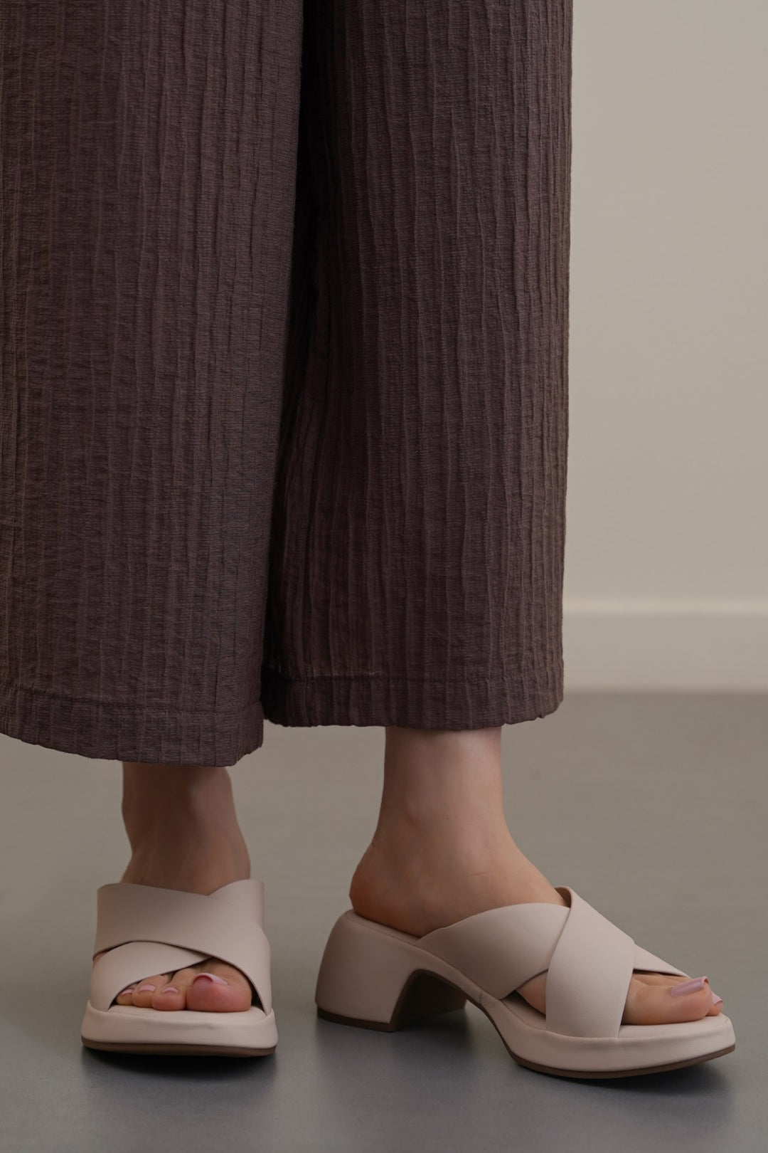 NUDE WIDE FIT MAMA HEELS