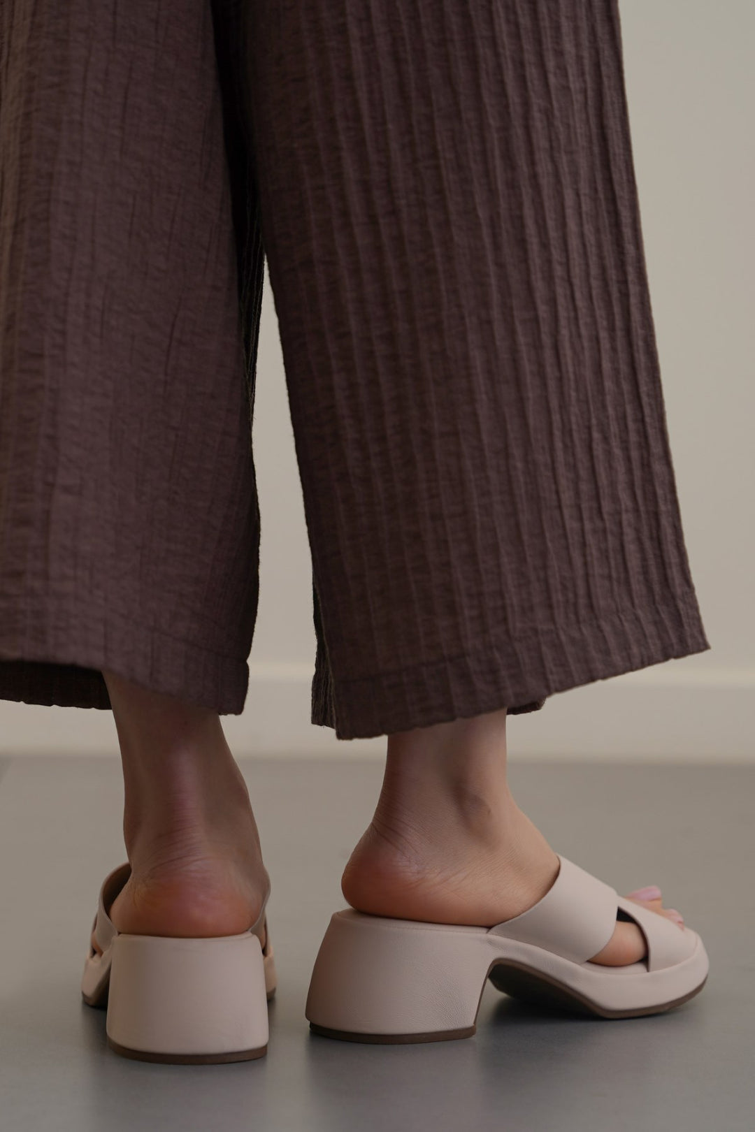 NUDE WIDE FIT MAMA HEELS