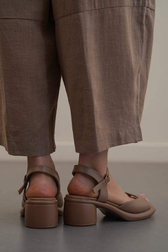 BEIGE GETAWAY MAMA SANDALS