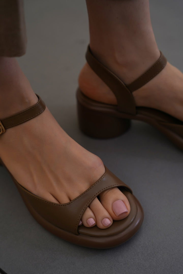 BROWN GETAWAY MAMA SANDALS