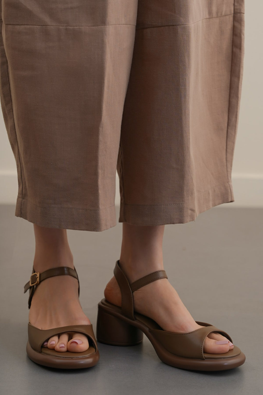 BROWN GETAWAY MAMA SANDALS