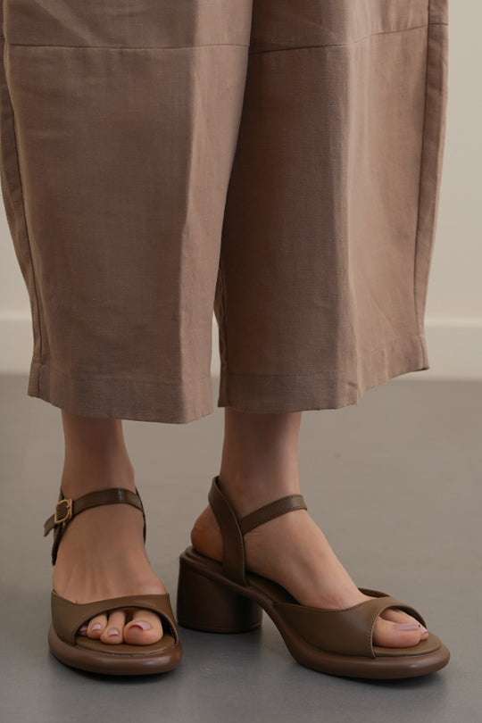 BROWN GETAWAY MAMA SANDALS