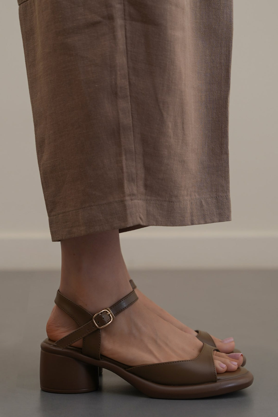 BROWN GETAWAY MAMA SANDALS