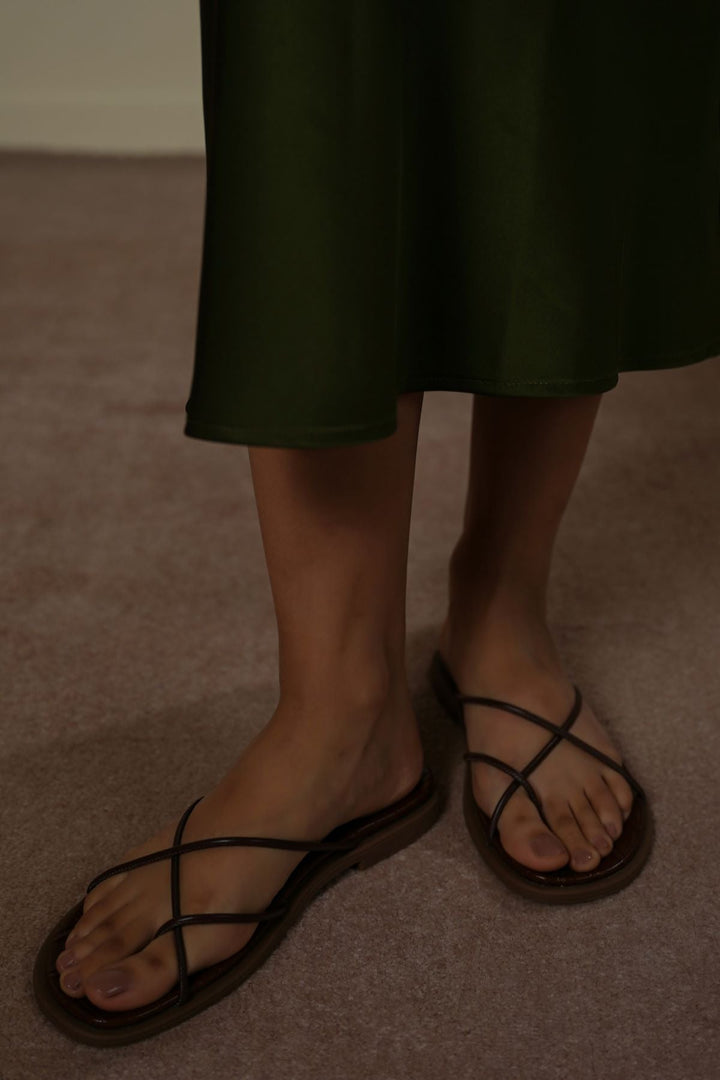 BROWN STRAP TRACK SLIDES