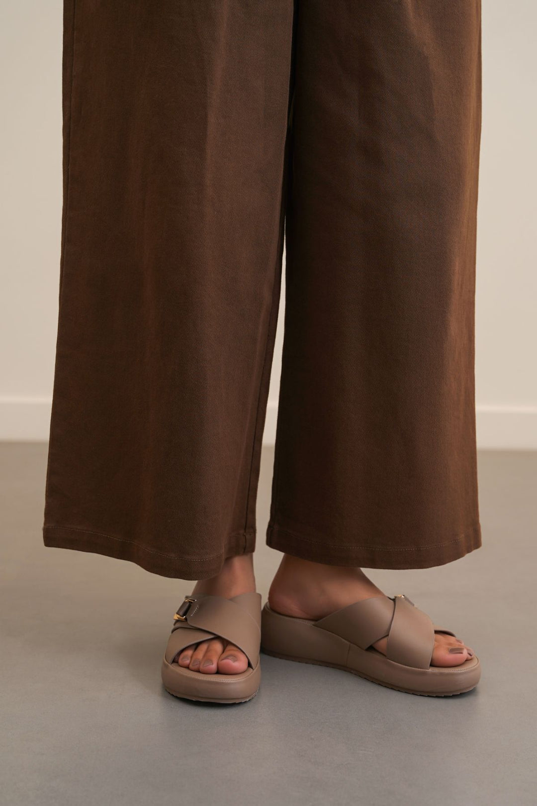 TAUPE CLOUD MAMA SLIDES