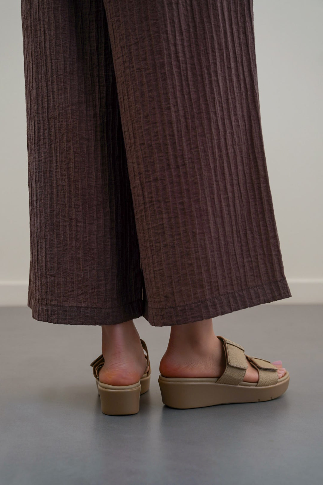 BEIGE GO MAMA SLIDES