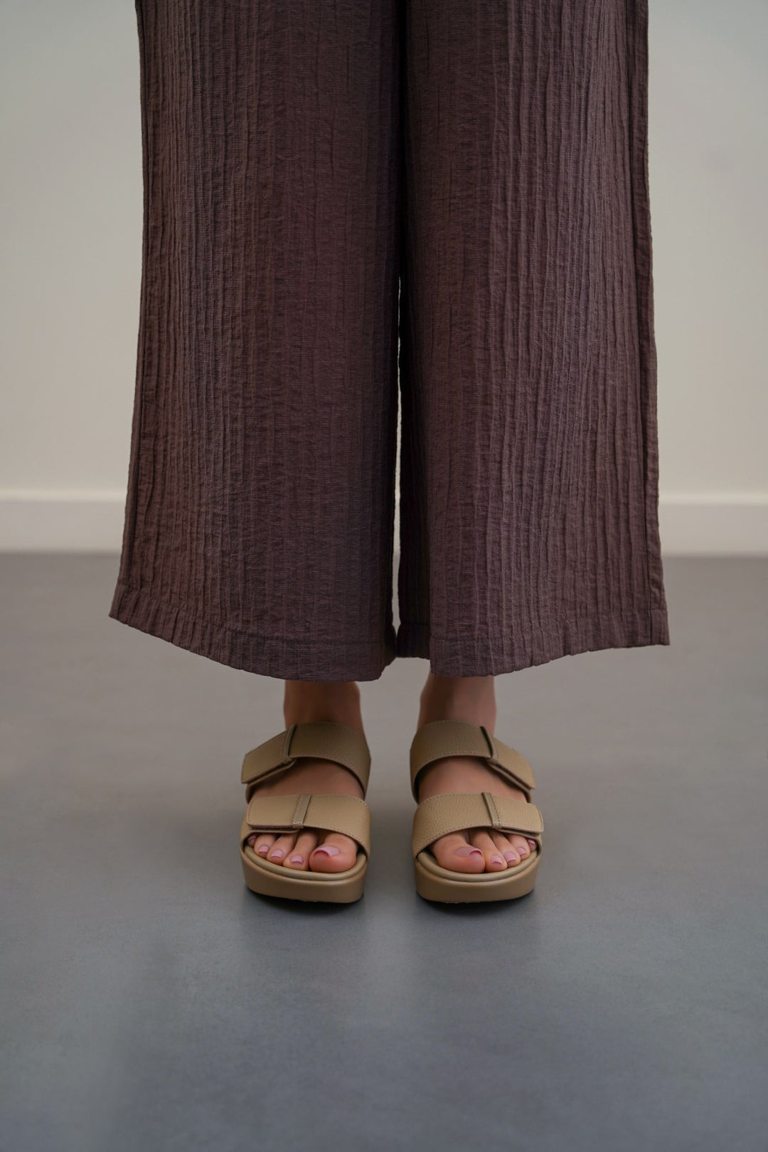 BEIGE GO MAMA SLIDES