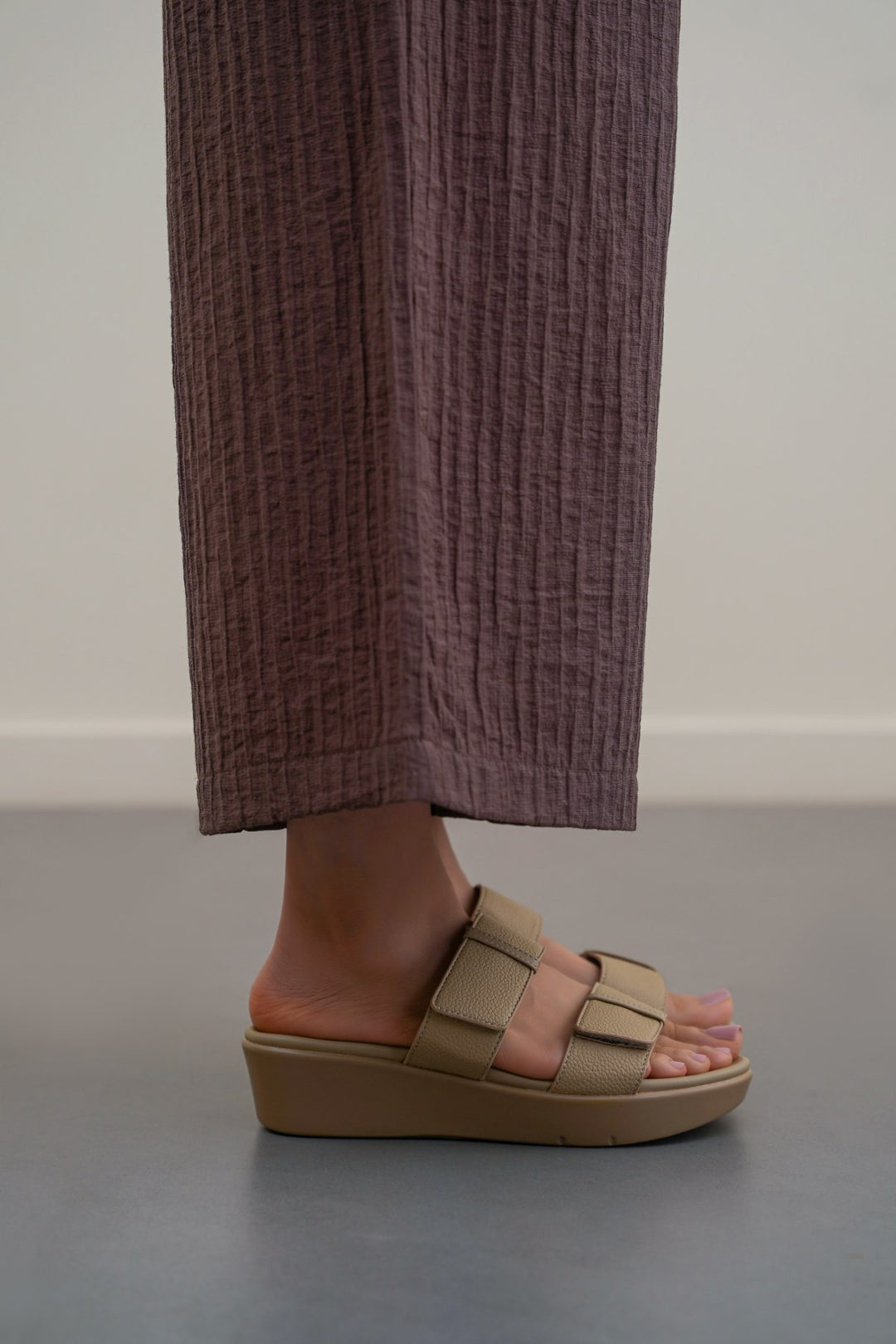 BEIGE GO MAMA SLIDES