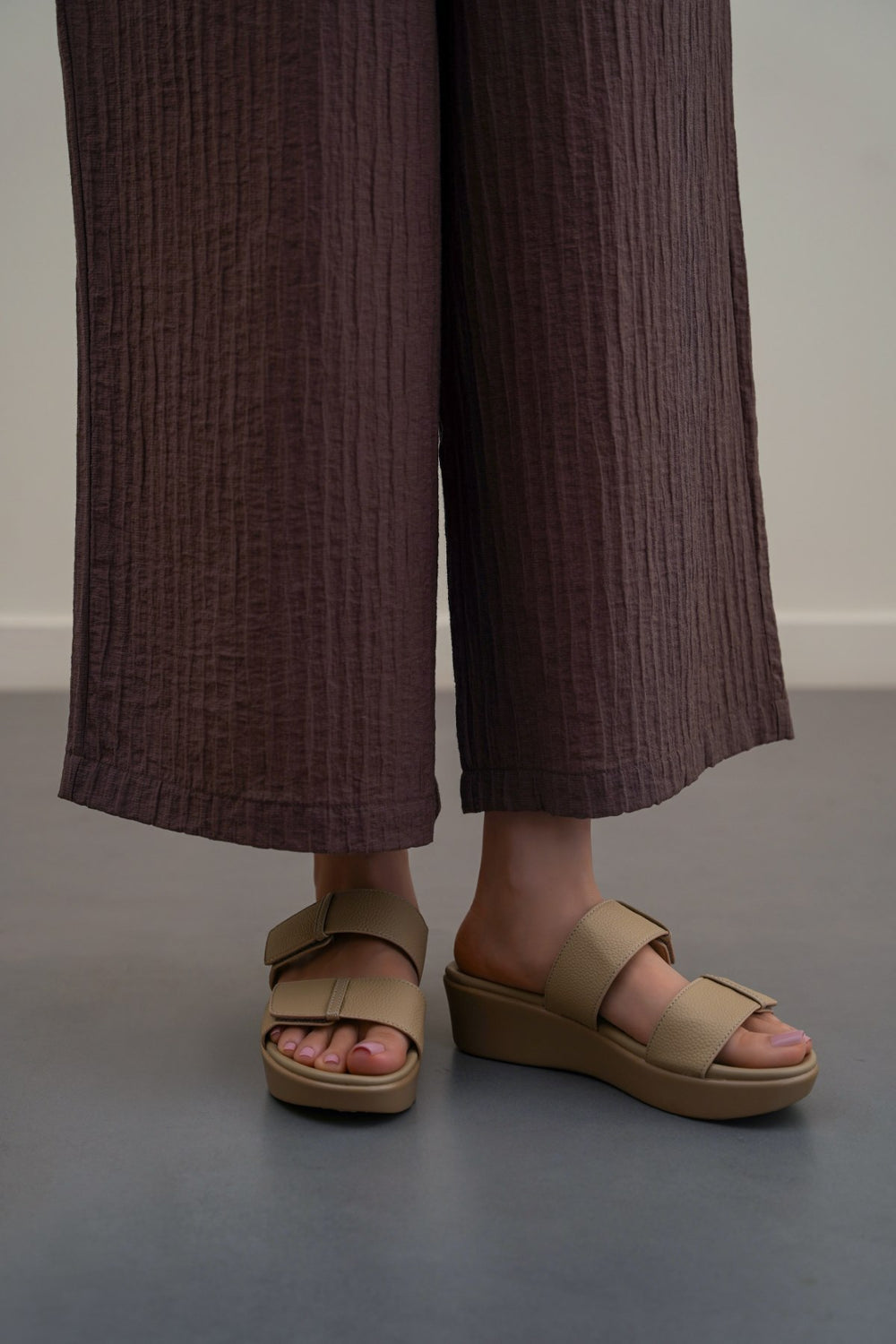 BEIGE GO MAMA SLIDES