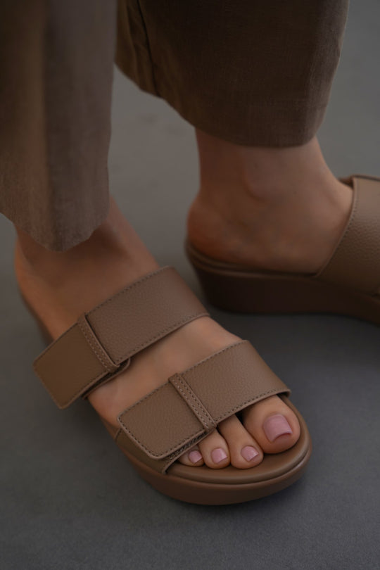 KHAKI GO MAMA SLIDES