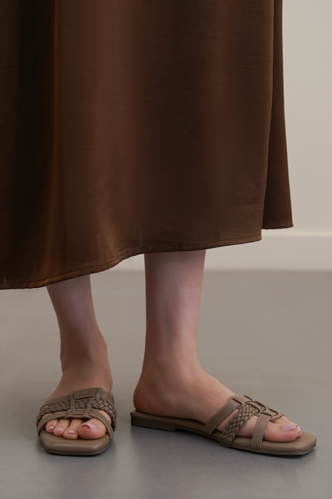 TAUPE SAND & BRAID SLIDES
