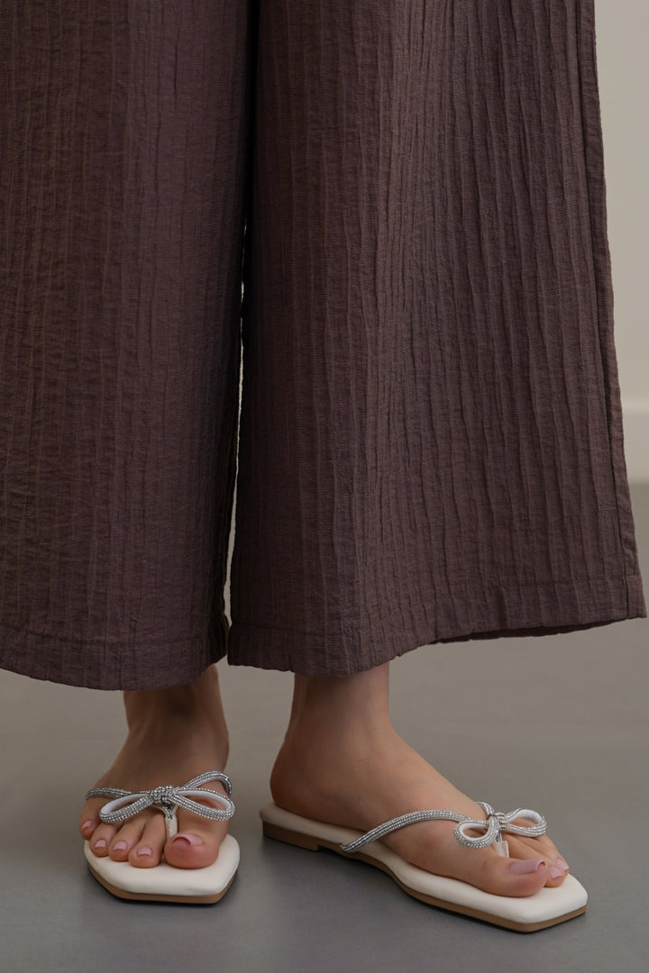 CREAM BOW FLIP FLOPS