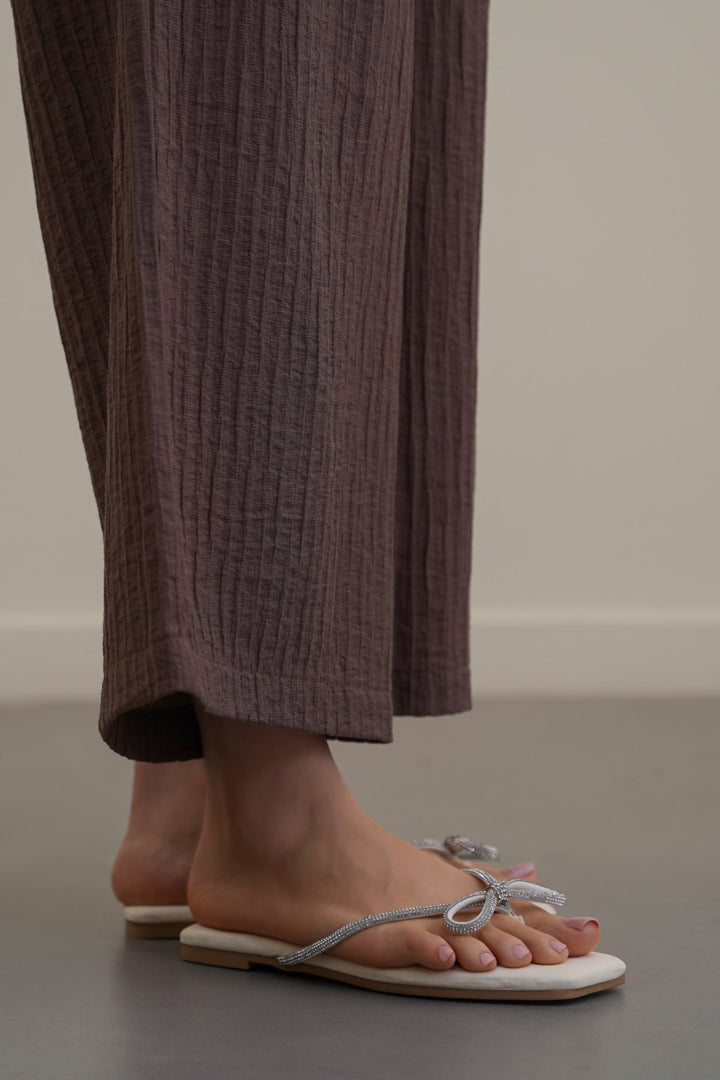 CREAM BOW FLIP FLOPS