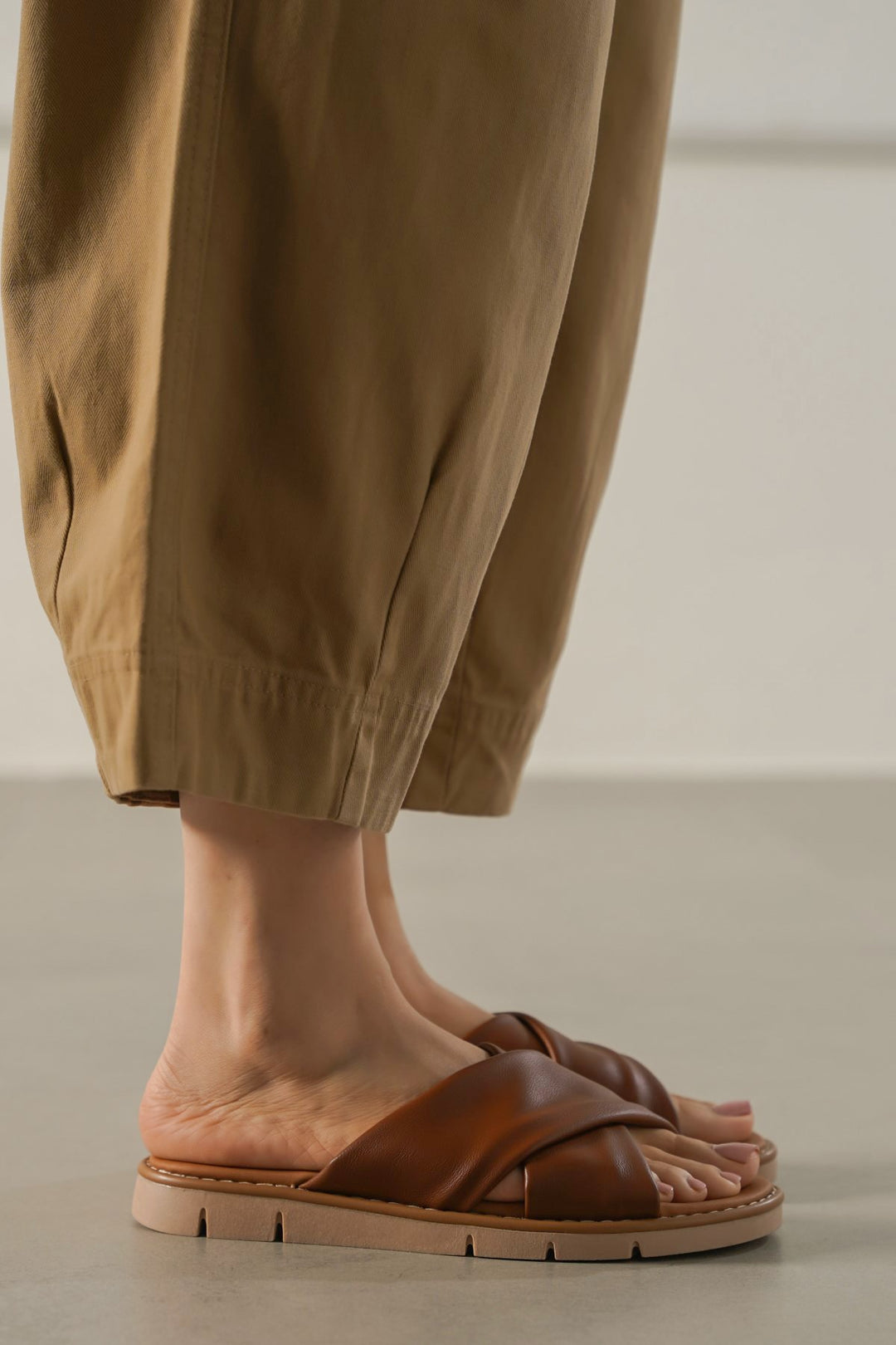 BROWN TIME-OUT MAMA SLIDES
