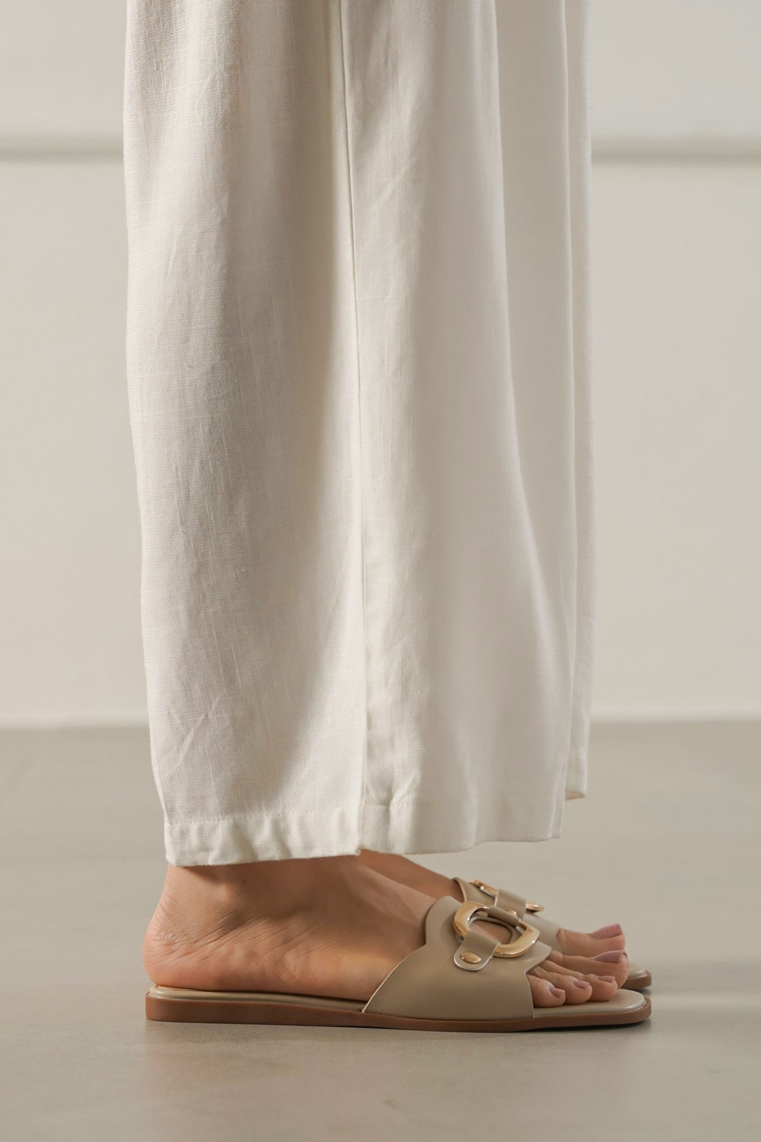 CREAM EASY BUCKLE SLIDES