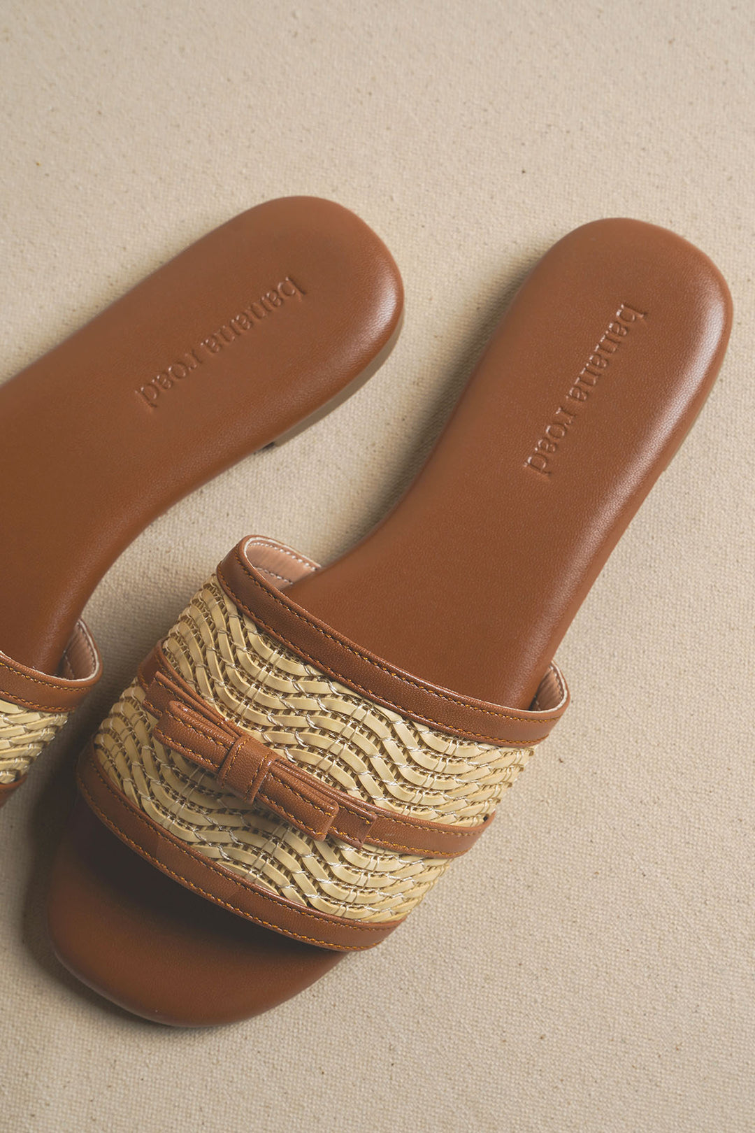 CAMEL KNOT AND WEAVE SLIDES