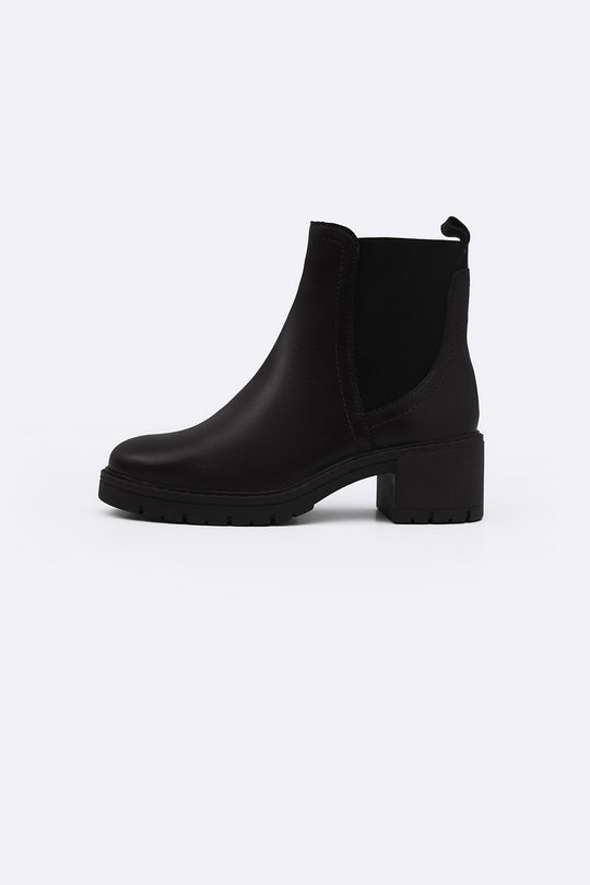 BLACK LEATHER CHELSEA BOOTS