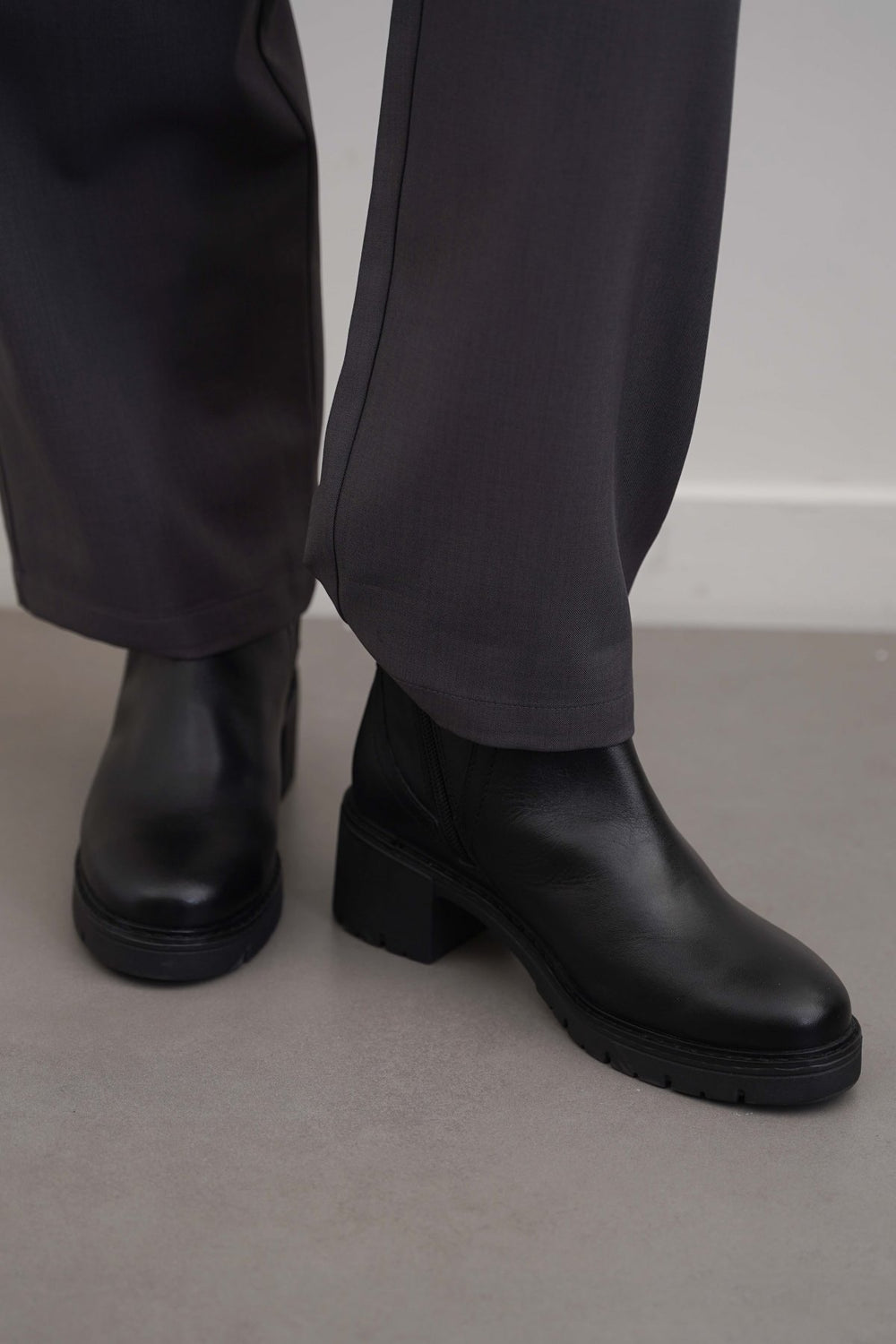 BLACK LEATHER CHELSEA BOOTS