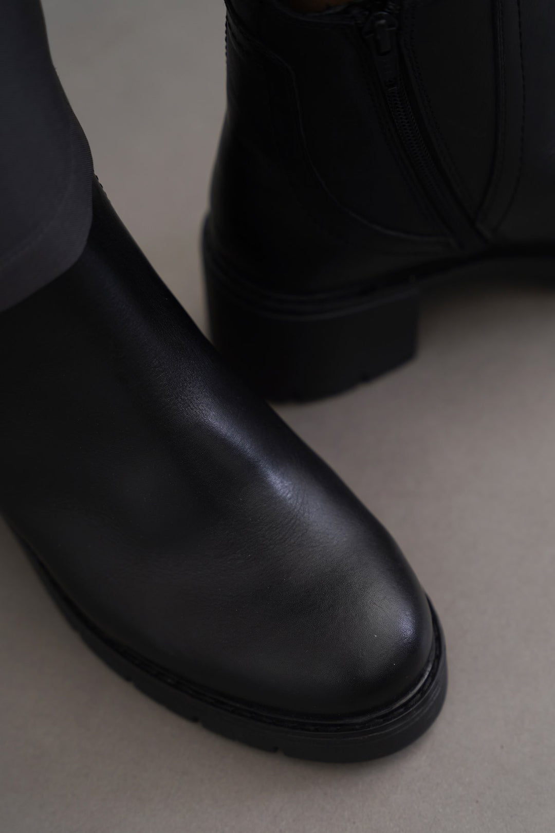 BLACK LEATHER CHELSEA BOOTS