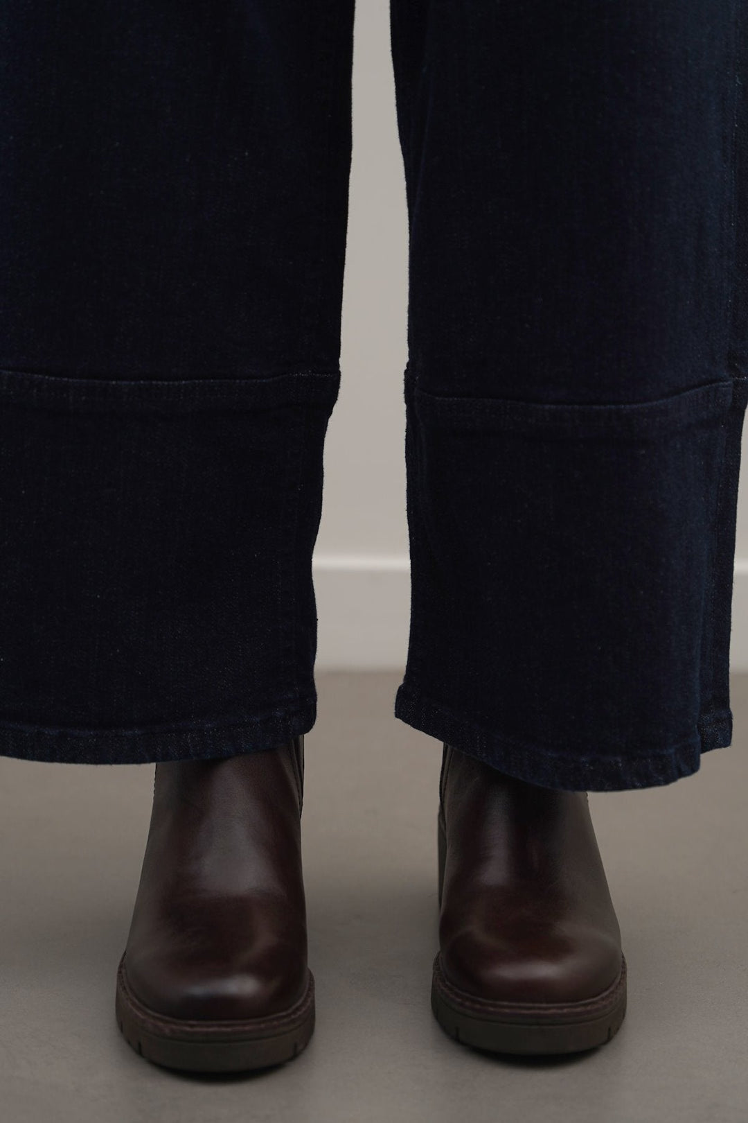 DARK BROWN LEATHER CHELSEA BOOTS