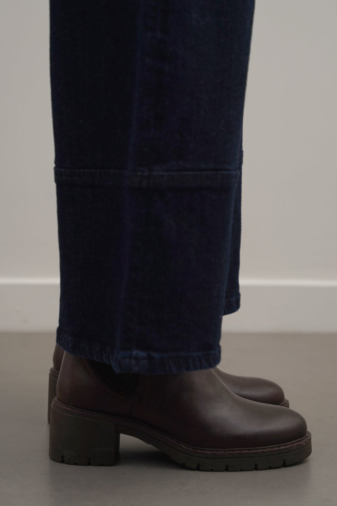 DARK BROWN LEATHER CHELSEA BOOTS