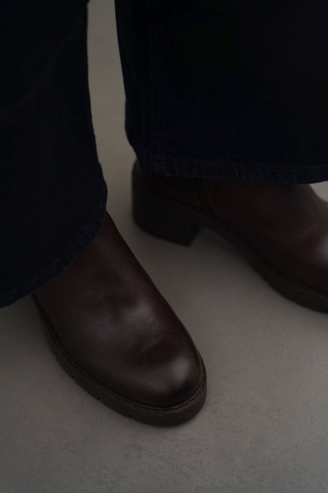 DARK BROWN LEATHER CHELSEA BOOTS
